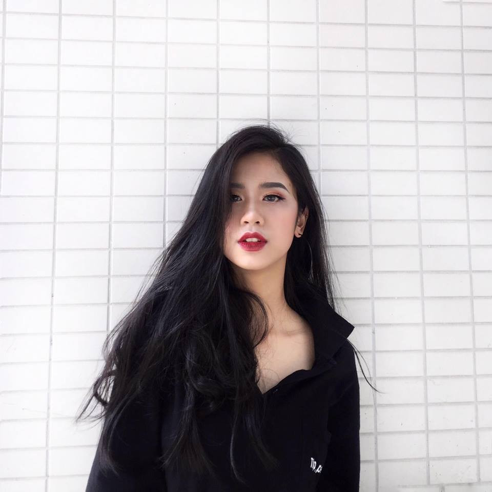 Cụ thể, trên MXH những ngày qua, tấm hình của một gái trẻ bị chụp vội trong thang máy với gương mặt giản dị với mặt mộc, mặc bộ quần áo ở nhà rất đơn giản nhưng vì nét ngoài ưa nhìn cũng khiến vạn trái tim phải gục.