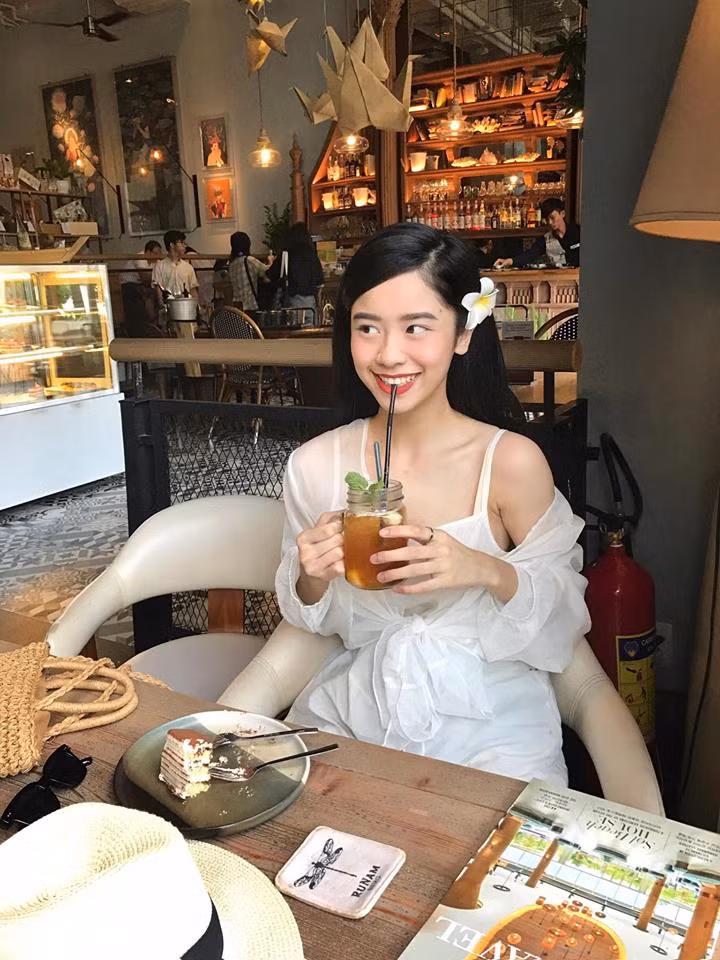  Cô gái Thanh Hóa xinh đẹp này cũng chia sẻ bản thân hâm mộ Kylie Jenner vì phong cách quyến rũ. Cô út nhà Kardashian cũng là nữ tỷ phú tự lập trẻ nhất thế giới cũng hàng mỹ phẩm riêng rất có tên tuổi.