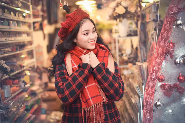 Trước bộ ảnh Giáng Sinh, Ngọc Anh từng gây ấn tượng với dân mạng và những người yêu nhiếp ảnh bằng bộ ảnh "Có phải em mùa thu Hà Nội" cùng với nhiếp ảnh gia Lê Xuân Bách.