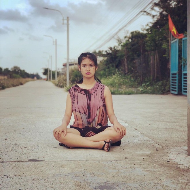 Nhìn những pha chuẩn bị hậu trường có tâm của bà mẹ này dưới đây, bạn sẽ càng thêm hiểu để có một tấm ảnh đẹp không hề đơn giản.