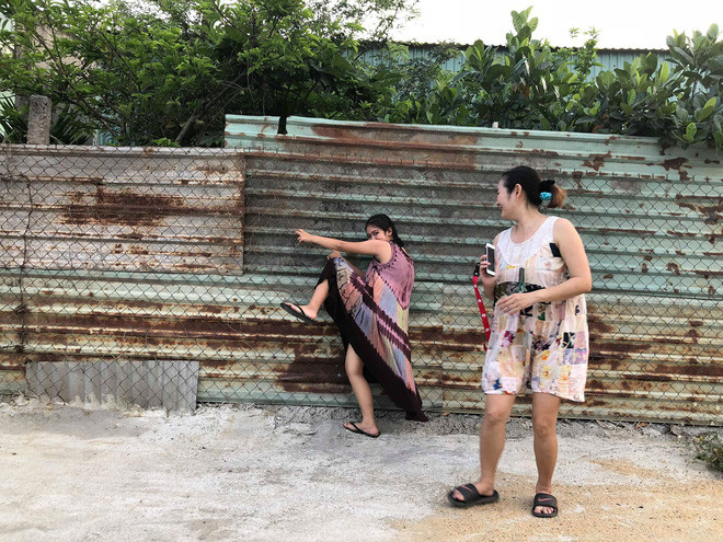 Bằng chiếc điện thoại di động của mình cùng với nhãn quan nghệ thuật cực tốt, chị Minh Thu đã tạo ra vô vàn những bức ảnh sống ảo cho con gái mình.