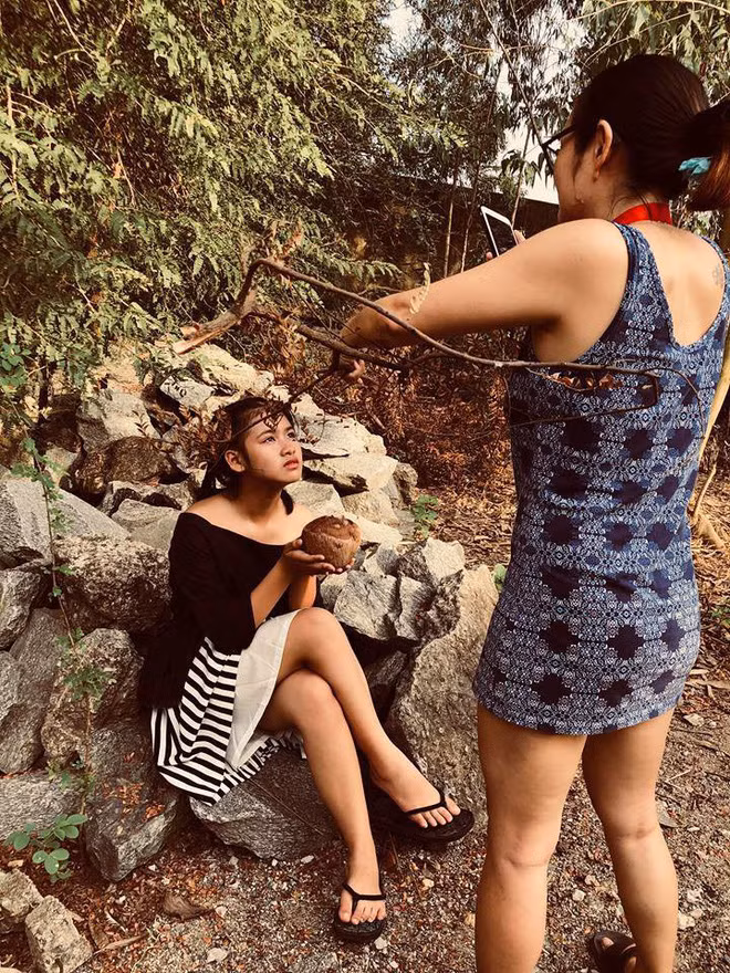 Việc tìm một người chụp ảnh có tâm trong thời buổi này khó hơn "tìm vàng". Để có một đứa bạn chụp có tâm đã khó chứ chưa tính đến việc có một bà mẹ hay ông bố chấp nhận chụp ảnh cho con sống ảo. Tuy khó khăn là vậy nhưng vẫn có trường hợp ngoại lệ, đó là trường hợp của bà mẹ có tên Nguyễn Minh Thu.