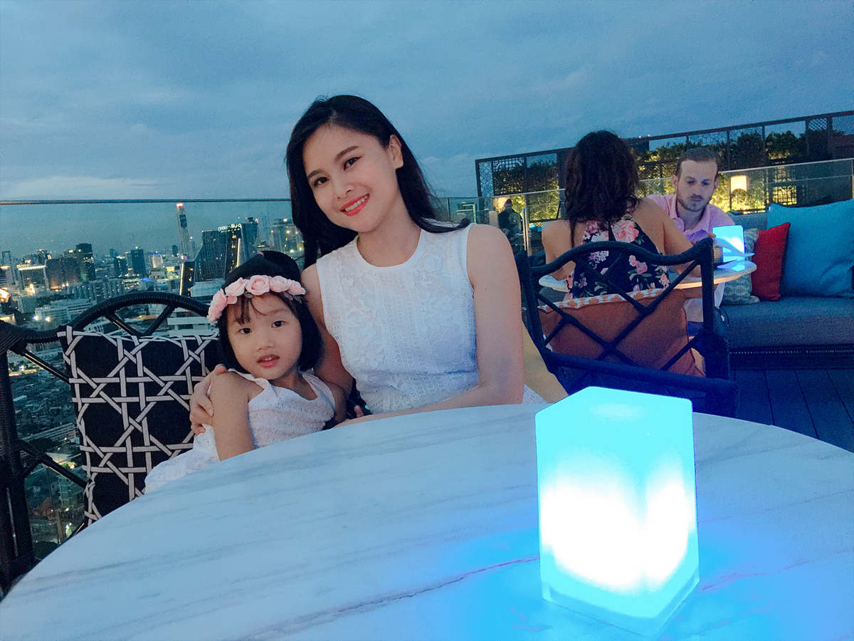 Còn về bà mẹ trẻ xinh đẹp có tên Khánh Ly, hiện chị đang làm tại Truyền hình Quốc hội Việt Nam, trước đó chị từng công tác tại Đài truyền hình Việt Nam với vai trò biên tập viên của chương trình chuyển động 24h và ban thời sự của kênh VTV 1.