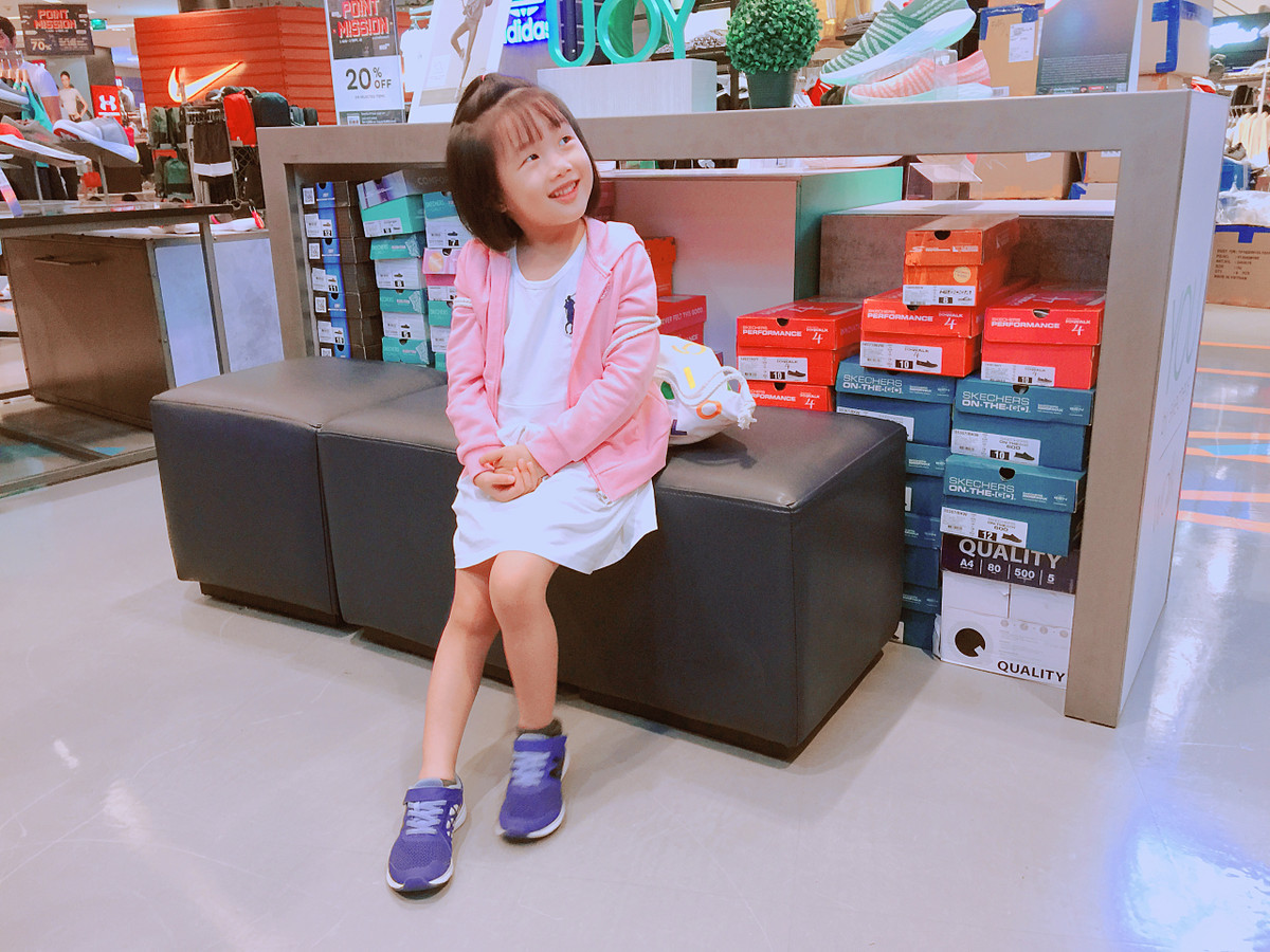 Chia sẻ về clip của con gái mình, mẹ của bé Mina chị Mùi Khánh Ly cho biết: "Trong clip này Mina vừa nói tiếng Anh vừa nói tiếng Thái. Ngay từ nhỏ bé nhà chị đã được tiếp xúc với tiếng Anh và ở nhà bố mẹ cũng thường xuyên giao tiếp với bé bằng tiếng Anh nên phản xạ của bé cũng dần được hình thành từ đó".