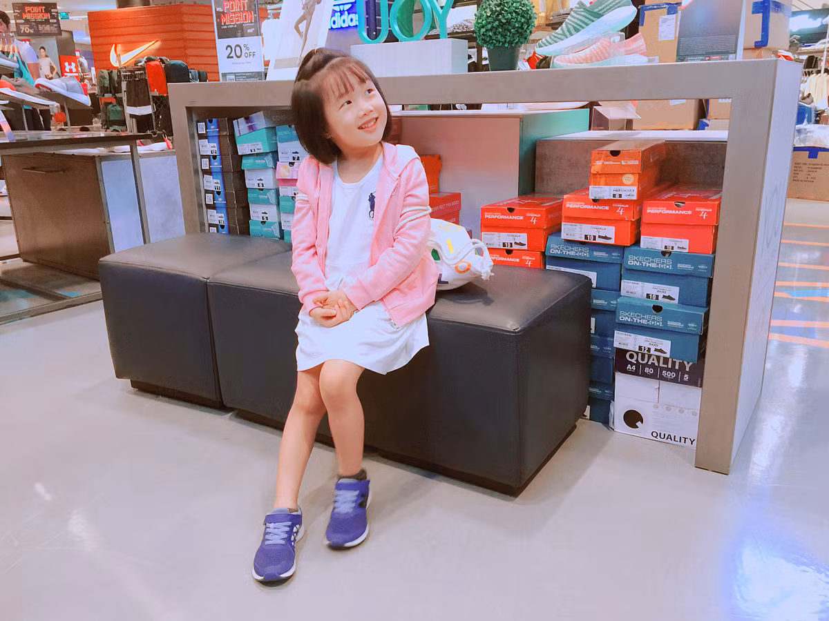 Chia sẻ về clip của con gái mình, mẹ của bé Mina chị Mùi Khánh Ly cho biết: "Trong clip này Mina vừa nói tiếng Anh vừa nói tiếng Thái. Ngay từ nhỏ bé nhà chị đã được tiếp xúc với tiếng Anh và ở nhà bố mẹ cũng thường xuyên giao tiếp với bé bằng tiếng Anh nên phản xạ của bé cũng dần được hình thành từ đó".