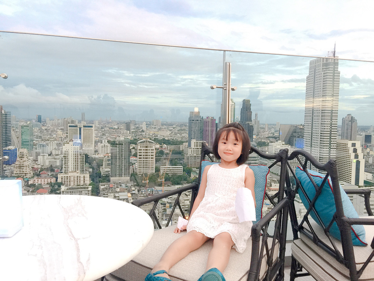 Nói thêm về clip nói tiếng Thái của con gái Mina của mình, chị Khánh Ly cho biết clip được quay lại một cách khá ngẫu hứng và bé nhà chị được sự giúp đỡ của một người Thái Lan gốc để hướng dẫn bé nói và giải thích ý nghĩa của các câu nói đó.