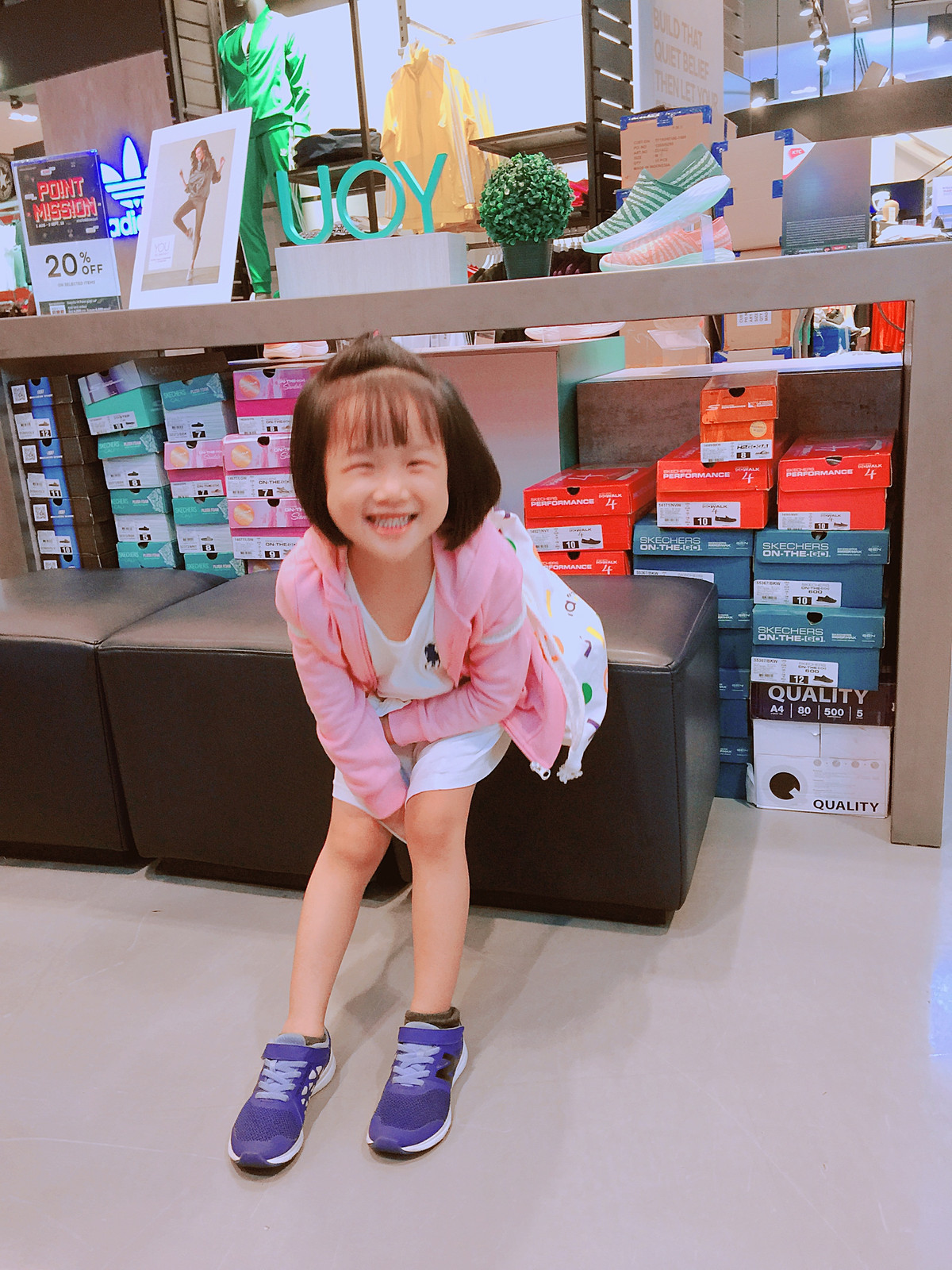 Trong clip, một bé gái Việt siêu dễ thương xuất hiện tại các địa điểm du lịch nổi tiếng tại Thái Lan với những câu giao tiếp khá phổ thông đã được ghi và "dựng" lại một cách vô cùng đáng yêu. Mặc dù có những câu phát âm chưa rõ nhưng chính khuôn mặt dễ thương cùng với nụ cười "không thấy tổ quốc" đã mang đến sự hấp dẫn cho người xem.