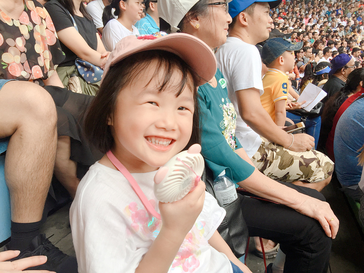 Trong clip, bé Mina còn khiến nhiều người chú ý bằng vẻ ngoài dễ thương với mái tóc ngắn, nụ cười tươi rói cùng với đó là đôi mắt biết cười vô cùng thu hút.