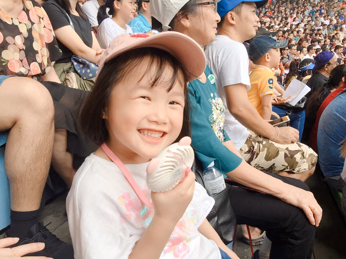 Trong clip, bé Mina còn khiến nhiều người chú ý bằng vẻ ngoài dễ thương với mái tóc ngắn, nụ cười tươi rói cùng với đó là đôi mắt biết cười vô cùng thu hút.