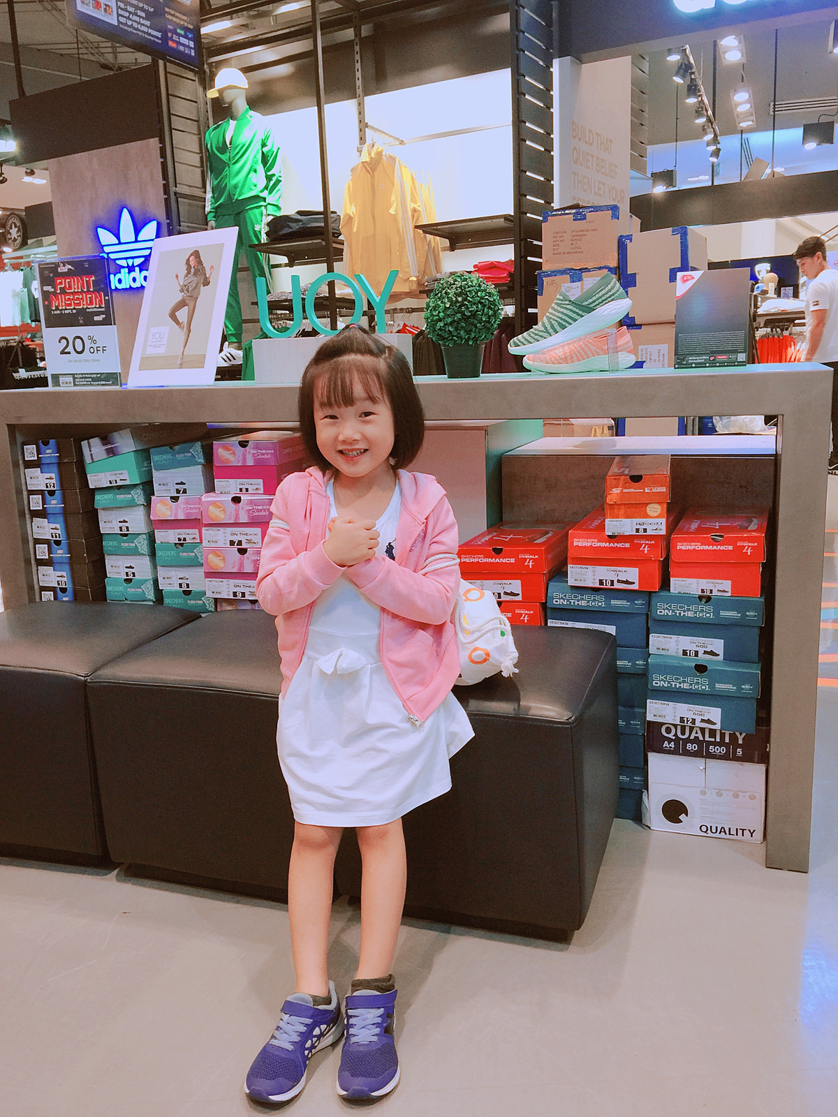 Theo tìm hiểu, nhân vật chính xuất hiện trong clip nhóc tỳ Việt Nam nói tiếng Thái đó là bé Phạm Mina (5 tuổi), hiện bé đang sinh sống với bố mẹ tại Hà Nội.