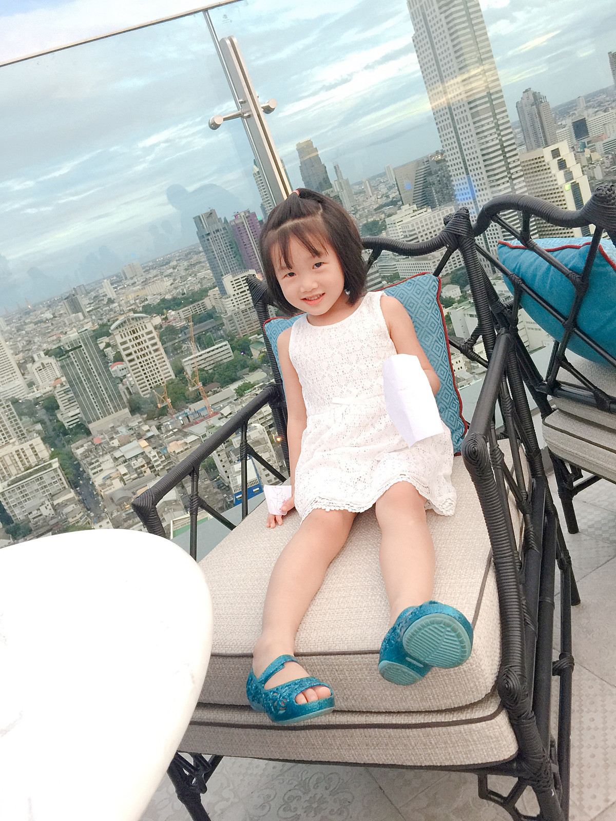 Chia sẻ thêm về con gái mình, chị Khánh Ly nói thêm: "Ở nhà Mina vui vẻ, hài hước, hóm hỉnh, hòa đồng, hiểu biết. Bé thích làm cho mọi người trong gia đình cười vui và đặc biệt là rất ham học hỏi để tìm hiểu ngoại ngữ".