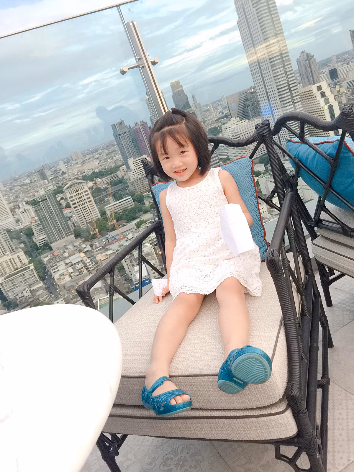 Chia sẻ thêm về con gái mình, chị Khánh Ly nói thêm: "Ở nhà Mina vui vẻ, hài hước, hóm hỉnh, hòa đồng, hiểu biết. Bé thích làm cho mọi người trong gia đình cười vui và đặc biệt là rất ham học hỏi để tìm hiểu ngoại ngữ".