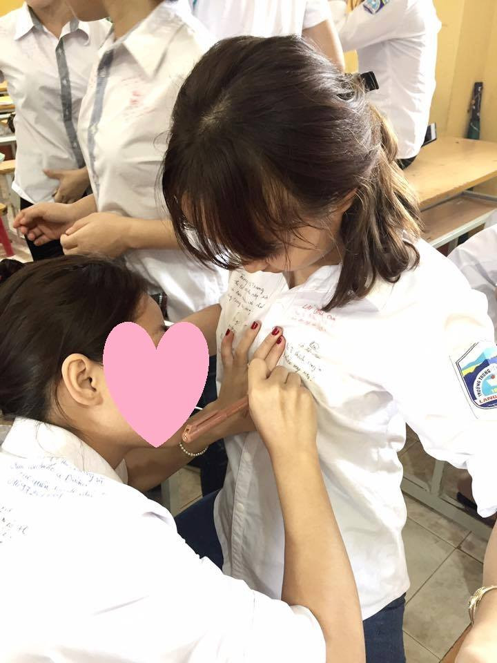 Trong số bộ ảnh chia tay được đăng tải trên mạng xã hội, đáng chú ý là sự xuất hiện của một vài tấm chụp lại cảnh các bạn học sinh (cả nam và nữ) ký tặng và viết lưu bút lên phần ngực áo của các nữ sinh.