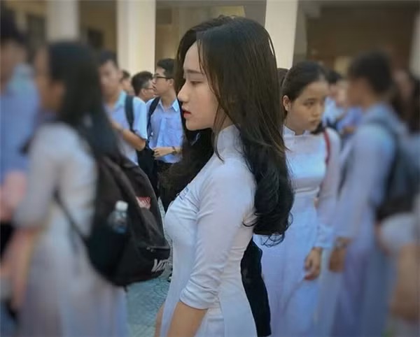 Nữ sinh Phạm Châu Hồng Vân sinh năm 2000, học sinh lớp 12/16, trường THPT Trần Phú, Đà Nẵng là một trong những nhân vật gây chú ý tại lễ khai giảng năm nay với bức ảnh chụp góc nghiêng thần thánh cực đẹp.