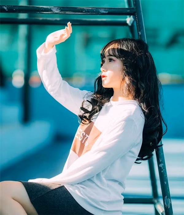 Không chỉ có tài "diễn sâu" mà cô bạn Phạm Châu Hồng Vân còn học hành "ra trò". Được biết, từ năm lớp 1 đến lớp 10, cô đều giành danh hiệu học sinh giỏi. Hiện tại, 10X là học sinh cuối cấp nên dừng việc chụp ảnh mẫu để tập trung hoàn toàn cho việc học tập.