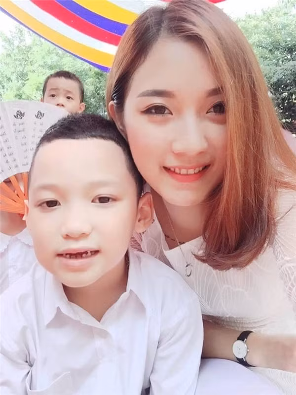 Nhân vật đầu tiên được dân mạng nhắc tới khi nói về những gương mặt "hot" nhất mùa khai trường 2017/2018 đó là cô giáo Bùi Thúy Ngân (SN 1991). Sở hữu vẻ ngoài trẻ trung, xinh đẹp ngọt ngào và vô cùng "xì teen" như hot girl khiến giáo viên trẻ này trở thành thần tượng của nhiều bạn học sinh.