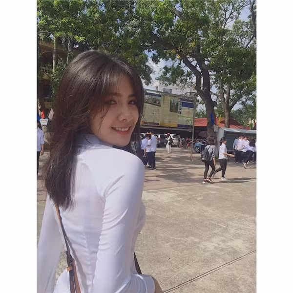 Sở hữu thân hình nhỏ nhắn, xinh xắn Dương Thu Giang khiến người khác không thể rời mắt bởi nụ cười đáng yêu, rạng rỡ cùng mái tóc dài và bờ vai nghiêng mong manh. Cư dân mạng dành cho cô nàng rất nhiều lời bình luận có cánh để tán thưởng vẻ đẹp của cô nàng này.