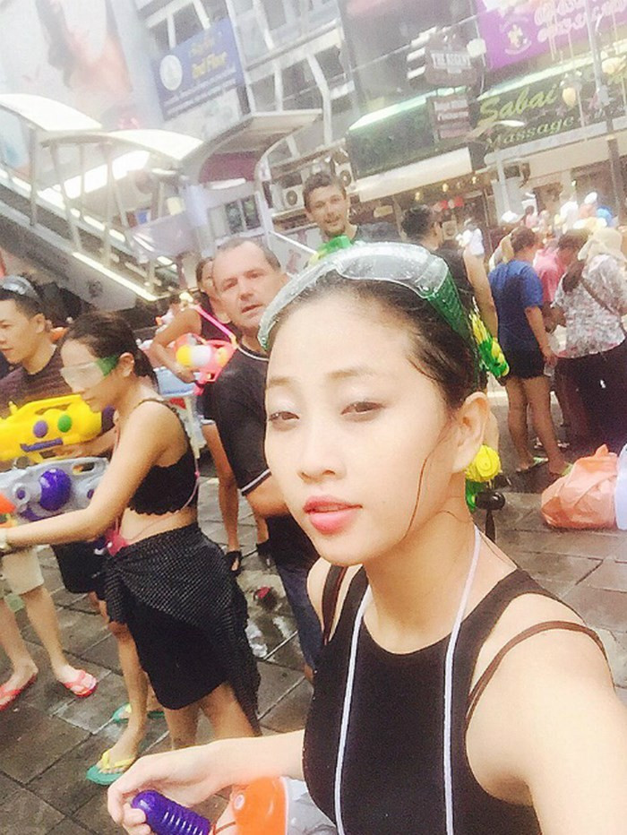 Songkran là một từ tiếng Phạn, có nghĩa là sự dịch chuyển, hàm ý nói đến khoảng thời gian mà mặt trời di chuyển từ cung hoàng đạo Song Ngư đến Bạch Dương, chu kỳ khởi đầu năm mới theo lịch của người Thái.