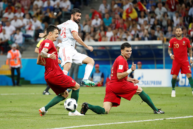 Bo Dao Nha 3 - 3 Tay Ban Nha: Ronaldo sam vai nguoi hung bang hat-trick-Hinh-2