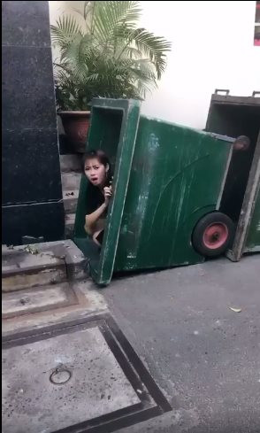 Mới đây, trên mạng xã hội clip cô gái nằm lăn ra đất ăn vạ người yêu mua trà sữa đang thu hút được sự chú ý của cộng đồng mạng. Xem clip nhiều người không khỏi bật cười chào thua trước màn ăn vạ hiếm gặp này.