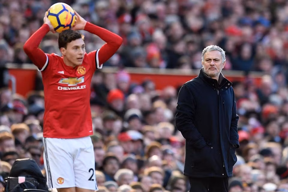  Chuyển nhượng cầu thủ từ The Sun, M.U sẵn sàng cho mượn Victor Lindelof vì cầu thủ này vẫn chưa hòa nhập được với môi trường bóng đá Anh.