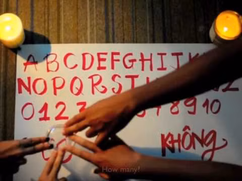 Chơi cầu cơ (hay còn gọi là bói chén) là trò khiến nhiều bạn trẻ thích thú. Nhiều người run sợ với trò này, song vẫn luôn truyền tai nhau muốn thử một lần.