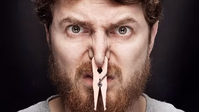 Bên cạnh việc kiêng không đi chơi tối, nhiều bạn trẻ còn mê tín đến nỗi kiêng luôn cả tắm khiến mùi cơ thể gây khó chịu mọi người.