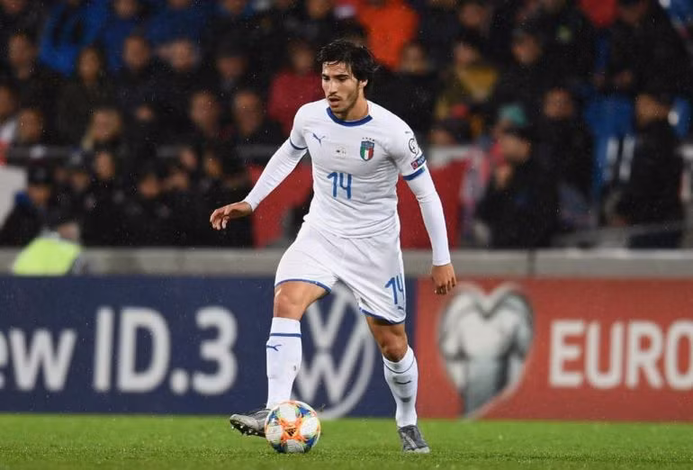 Theo tin từ Strettynews, các tuyển trạch viên của MU kêu gọi HLV Ole Gunnar Solskjaer có ngay động thái chiêu mộ ngôi sao của Brescia, Sandro Tonali. Cầu thủ 19 tuổi này hiện là một trong những tiền vệ được đánh giá cao nhất ở châu Âu và ở độ tuổi trẻ như vậy, anh đã có 61 lần ra sân ở Serie A cho Brescia.