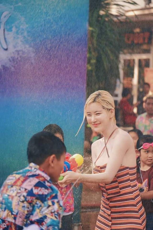 Đến hẹn lại lên, Tết té nước mừng năm mới, hay còn gọi là Songkran ở Thái Lan đang thu hút sự tham gia của rất nhiều du khách trên toàn thế giới. Năm nay với sự xuất hiện của nữ DJ Hàn Quốc - Soda, CĐM lại được phen phấn khích.