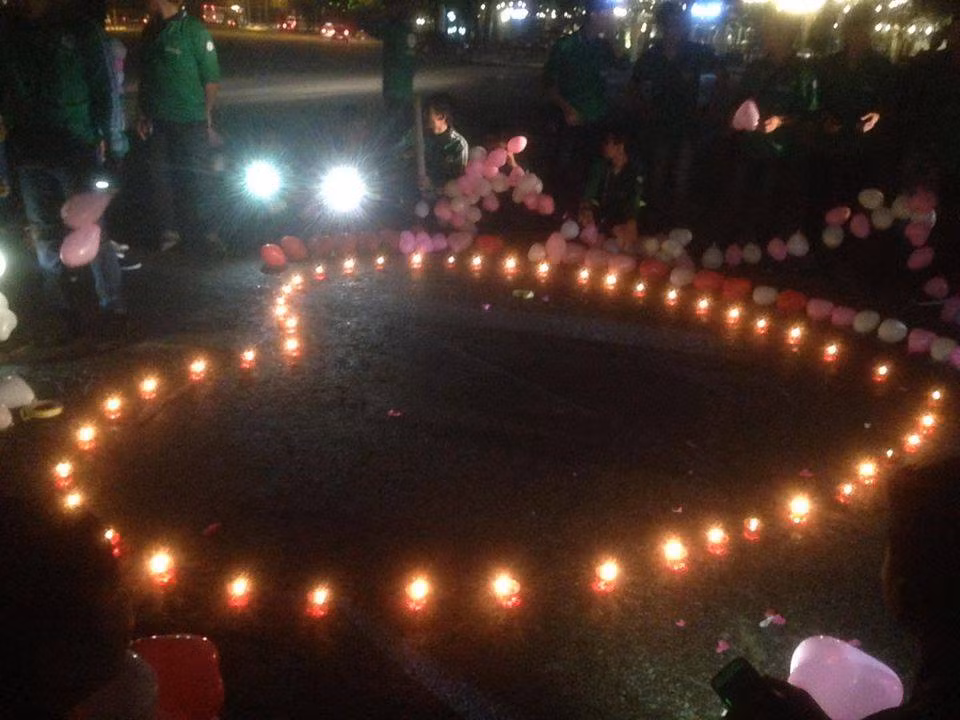 Có mặt tại buổi lễ cầu hôn của chàng trai xe ôm, nhiều thành viên có chia sẻ rằng, khi nói những lời yêu thương từ đáy lòng mình, chàng trai đã bật khóc, cô gái cũng rơi nước mắt vì quá xúc động. Sau đó, chàng trai bất ngờ quỳ xuống và đưa hộp nhẫn cầu hôn bạn gái của mình.