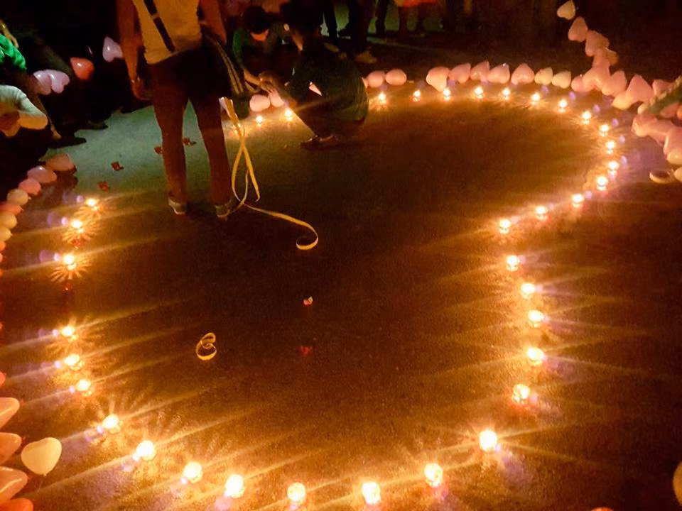 Trớ trêu thay, đến đúng đoạn cao trào, cơn mưa lớn lại trút xuống làm mọi công sức chuẩn bị của những người xe ôm đổ bể, mọi thứ trở nên tan tác. Tuy nhiên, tất cả những người có mặt tại đây đều không bỏ cuộc. Trước sự hò reo của “500 anh em”, chàng trai bắt đầu tặng hoa cho bạn gái và thổ lộ tình cảm.