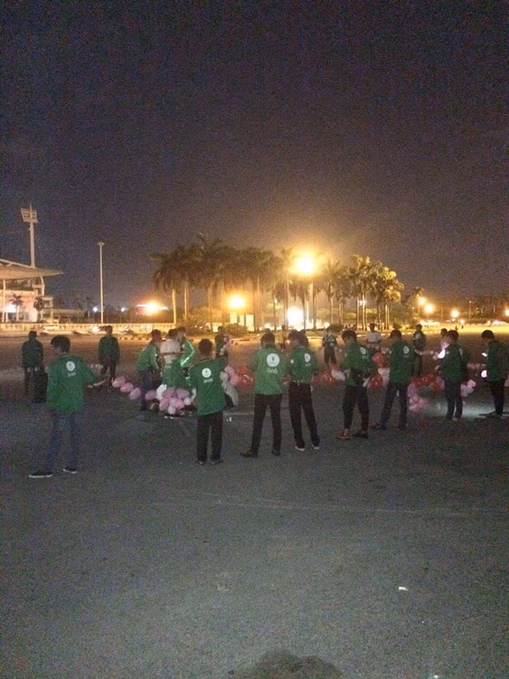 Cụ thể, để chuẩn bị cho màn cầu hôn này, chủ nhân của buổi lễ đã phải huy động "500 anh em xe ôm", người thổi bóng, người xếp nến, người chuẩn bị pháo giấy, loa đài, micro để làm cầu nối cho con đường hạnh phúc của chàng trai trẻ.