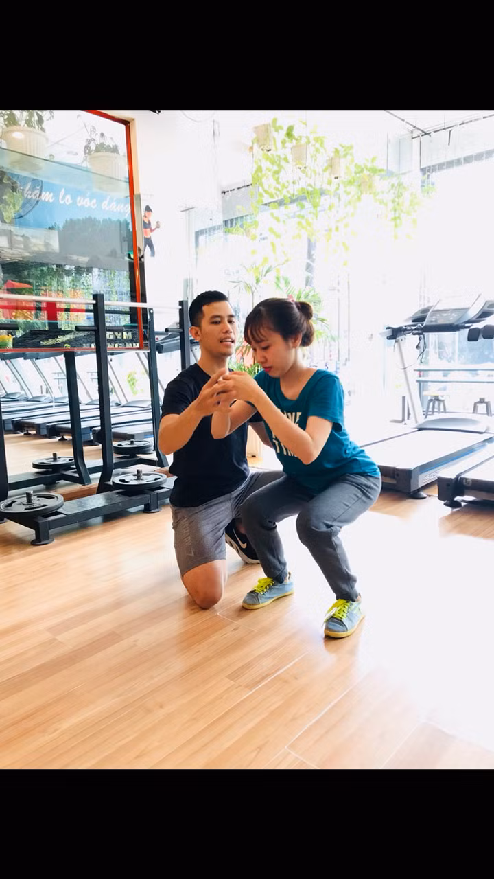 Không chỉ chịu sự cám dỗ từ các học viên nữ của mình, nhiều PT nam thậm chí còn bị gạ gẫm thân xác từ những học viên nam tập gym cùng phòng tập.