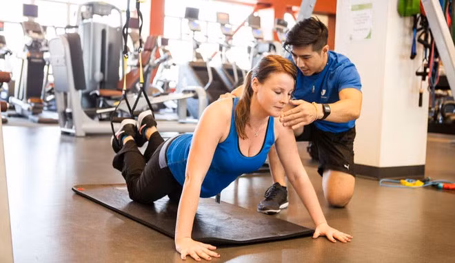 Đầu tiên hãy nhìn vào vấn đề, nghề PT là công việc khá nhạy cảm và cần sự khéo léo linh hoạt trong ứng xử. Điều này cần thiết để các học viên có thể tiếp thu bài tập và thực hiện sao cho đúng động tác để tránh chấn thương.