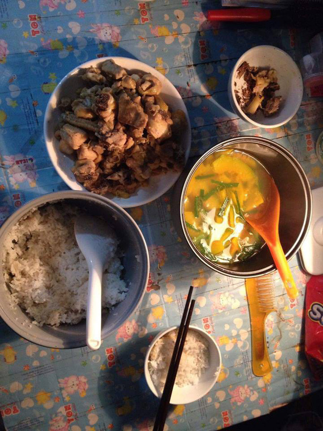 Cùng từ chiếc nồi cơm điện, các bạn sinh viên có thể nấu cơm, nấu canh, rán, xào.