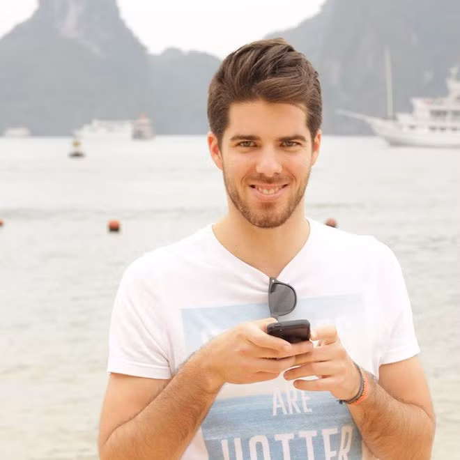 Với hàm râu quai nón nam tính, sống mũi thẳng tắp, Sébastien Fahrni, nhân viên của đại sứ quán Thụy Sĩ ở Việt Nam, được dân mạng gọi bằng biệt danh "soái ca ngoại giao".