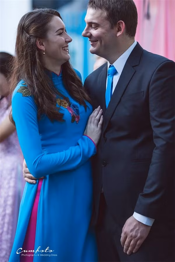 Không chỉ dừng lại ở việc sở hữu dàn bê lễ cực đẹp, đám hỏi của cô dâu Thanh Tuyền và chú rể Daniel còn có sự góp mặt của những người phụ nữ đến từ xứ sở Kangaroo, họ cũng không ngần ngại khoác lên mình những bộ áo dài truyền thống để tạo nên điểm nhấn cho trong ngày trọng đại của cặp đôi nói trên.