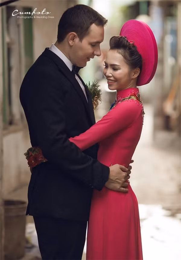 Chia sẻ đôi chút về chuyện tình của mình, cô dâu người Việt - Thanh Tuyền nói rằng cô và Daniel quen nhau được 3 năm và mới đây mới quyết định tiến tới hôn nhân.