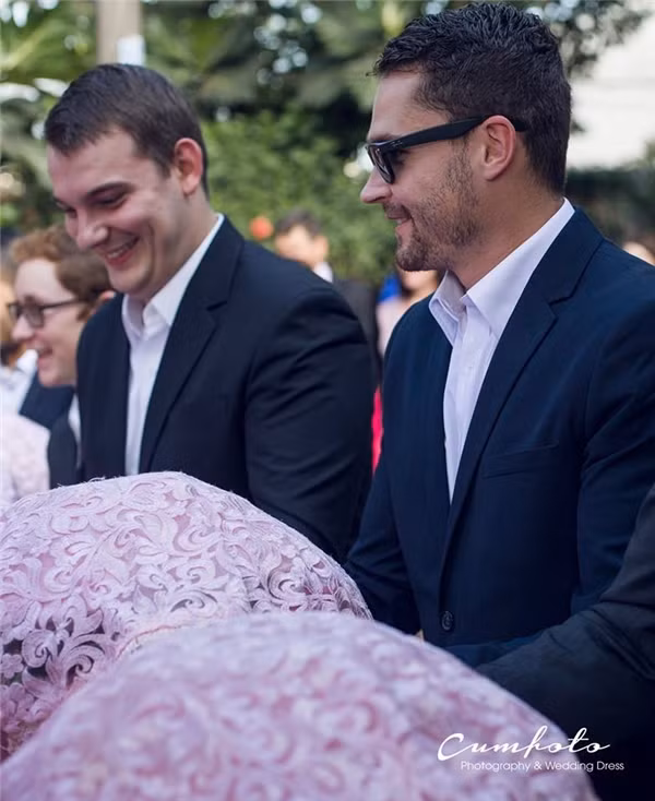 Trong bộ vest đen lịch lãm cùng chiếc áo sơ mi trắng cổ điển, cộng thêm vẻ đẹp trai và menly sẵn có dàn bê tráp ăn hỏi toàn Tây đã tạo điểm nhấn cho cả đám hỏi.