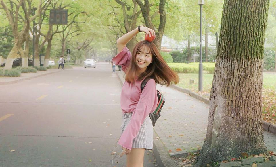 Theo chia sẻ của Linh Kett, khoảng 2 tháng đầu tại nơi đất khách quê người, Linh thường chỉ có đi học, về ăn rồi ngủ, thậm chí không hề chơi với bạn nào nên có cảm giác cô đơn, lạc lõng. Sau đó, 9X cố gắng hòa đồng bằng việc thường hay đi xem phim cùng các bạn, đi ăn, đi ra ngoài dạo phố để có nhiều cơ hội tiếp xúc và giao tiếp với người dân bản địa hơn.