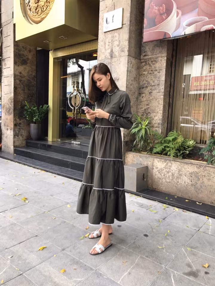 Một điều nữa khiến, thông tin Kỳ Hân mang bầu lần hai càng khiến nhiều người tin hơn đó là trên trang cá nhân của mình, cô nàng sinh năm 1995 này thường xuyên đăng tải hình ảnh trong những bộ trang phục suông rộng chứ không còn bó sát như ngày xưa.