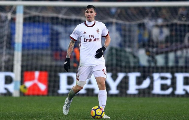 MU đã gửi lời đề nghị cho trung vệ Alessio Romagnoli, cầu thủ đang thuộc biên chế AC Milan.