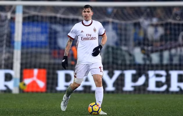 MU đã gửi lời đề nghị cho trung vệ Alessio Romagnoli, cầu thủ đang thuộc biên chế AC Milan.