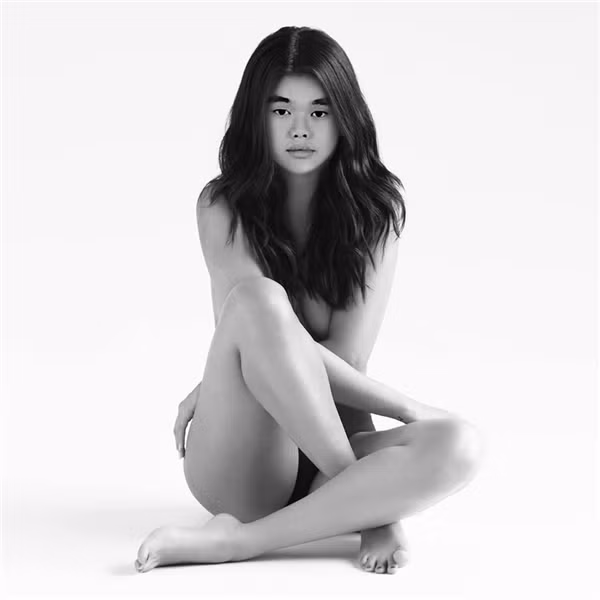 Chưa dừng lại ở đó, cô nàng còn tung những bức ảnh nude nghệ thuật.