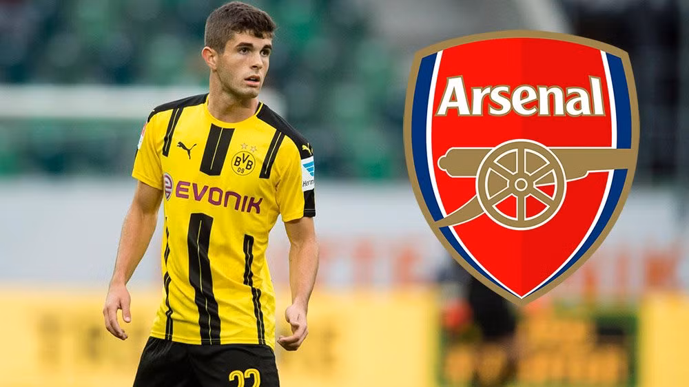 Arsenal tranh Pulisic với Liverpool: Arsenal đã vào cuộc đua giành chữ ký của ngôi sao trẻ Christian Pulisic, cầu thủ mà Liverpool vừa tiếp cận và muốn kéo sang nước Anh chơi bóng. Sự đa năng của Pulisic là yếu tố khiến HLV Wenger mê mẩn. Cầu thủ người Mỹ có thể đá nhiều vai trò trên hàng công, cũng như đảm bảo tốt vị trí tiền vệ ở hai cánh. Ảnh: Daily Mail