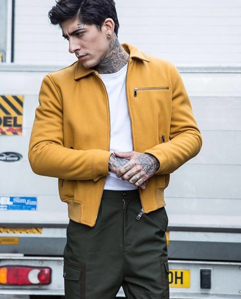 Ngoài ra anh còn sở hữu phong cách đậm chất "trai hư", từ thời trang cho tới xăm nửa người ấn tượng từ ngực lên cổ và dòng chữ "This is art" bên trên chân mày.