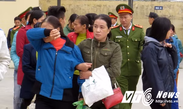 Kết thúc phiên tòa, nhiều người thân chưa hết căm phẫn, đòi 'xử' ngay bị cáo.