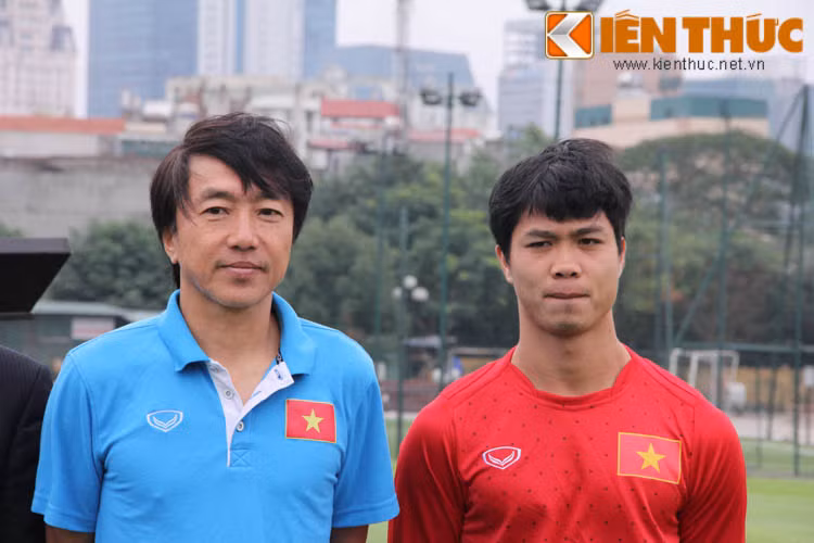 Trong buổi phỏng vấn, Công Phượng hết sức giản dị, ngồi khoanh chân ngay trên mặt cỏ của sân tập và trả lời những câu hỏi của các phóng viên trong nước cũng như phóng viên từ xứ sở Hoa Anh Đào.