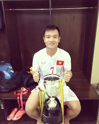 Với sự kết hợp của các cựu binh già dặn kinh nghiệm như Văn Quyết, Thành Lương, Công Vinh và sức trẻ của những Ngọc Hải, Xuân Trường hay Tuấn Anh đã giúp HLV Hữu Thắng có chiếc cúp vô địch đầu tiên sau ít tháng lên nắm quyền tại ĐT Việt Nam.