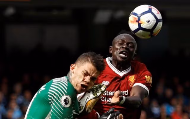 Liverpool sẽ kháng cáo chiếc thẻ đỏ của Mane: Lãnh đạo Liverpool sẽ đệ đơn kháng cáo trình lên FA với hy vọng có thể hủy bỏ án cấm thi đấu 3 trận đối với Sadio Mane. Ảnh: Mirror